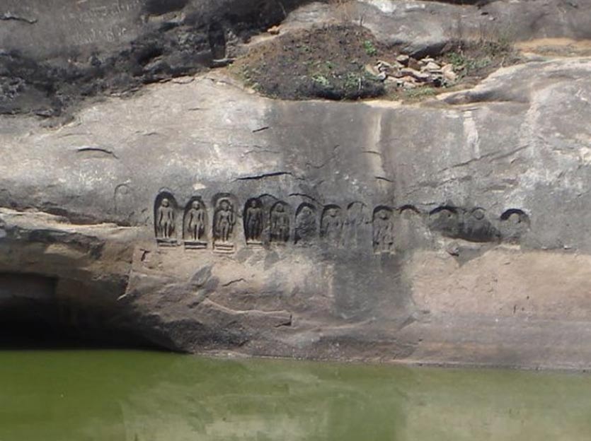 Figuras humanas labradas en la pared de roca del estanque. Arattipura, la India. (Great Escapes)