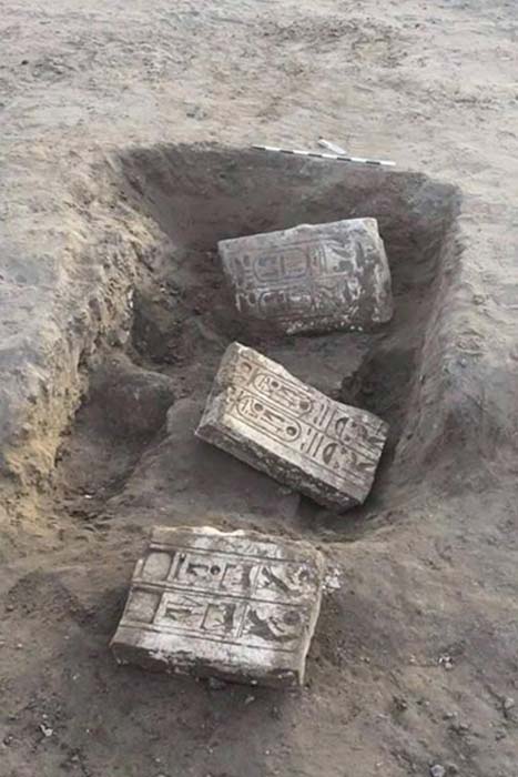 Grandes fragmentos de piedra caliza pertenecientes a las antiguas puertas de la fortaleza de Tjaru, tal y como fueron descubiertos en el año 2015. (Ministerio de Antigüedades de Egipto)