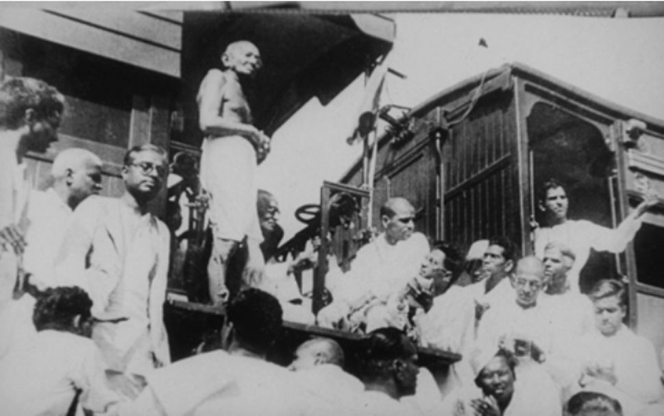 Gandhi visita Madrás (hoy Chennai) en 1933, en un viaje por toda la India en defensa de la causa Harijan (los “intocables”). Sus discursos y escritos a lo largo de su viaje a menudo se referían a los grupos de población discriminados de la India. (Dominio público)