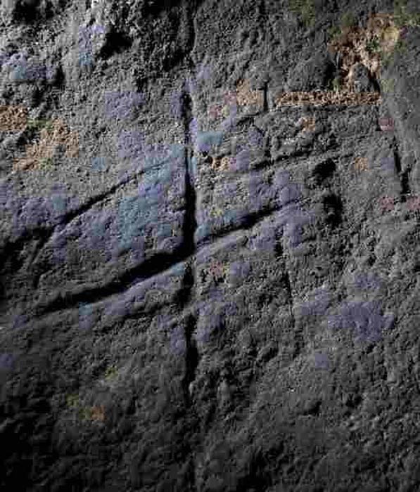 Grabado neandertal en la cueva de Gorham, Gibraltar. (AquilaGib / CC BY SA 4.0)