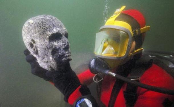 Cabeza de granito negro de un sacerdote descubierta en las ruinas sumergidas de Thonis-Heracleion, cerca de Alejandría, en Egipto (Cristoph Gerigk)