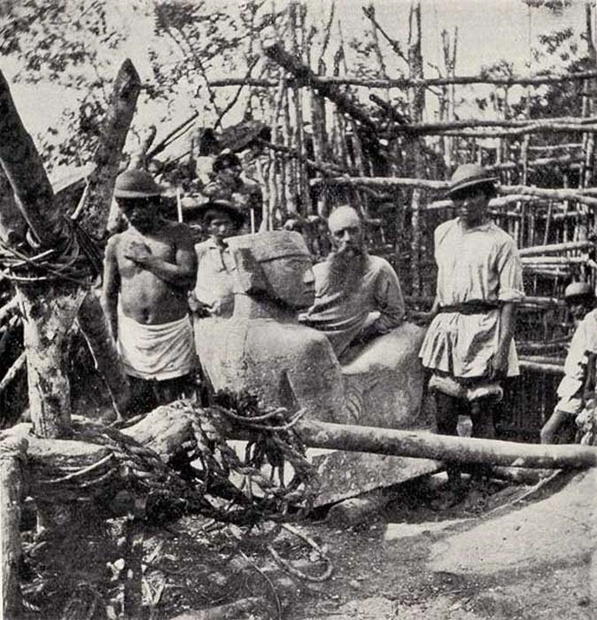 La grandiosa antigüedad de los mayas – Le Plongeon posa sentado en una escultura de Chac-Mool extraída de una profundidad de más de tres metros en Chichén Itzá. Del libro ‘A Dream of Maya’. (Fotografía aportada por el autor)