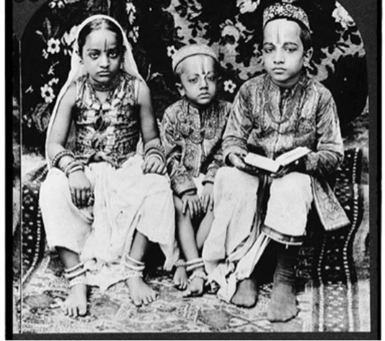 Estereografía de 1922: niños indios de una alta casta. Bombay, India. (Dominio público)