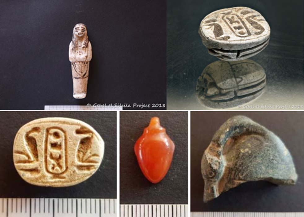 Entre los objetos encontrados en el lugar hay ushebtis, amuletos y escarabeos pertenecientes a perÃ­odos diversos entre los reinados de Tutmosis II y Amenhotep II. El escarabeo que se observa arriba a la derecha es de Men-Kheper-Re, es decir, Tutmosis III. (CortesÃ­a del Proyecto Gebel el Silsila y el Ministerio de AntigÃ¼edades egipcio)