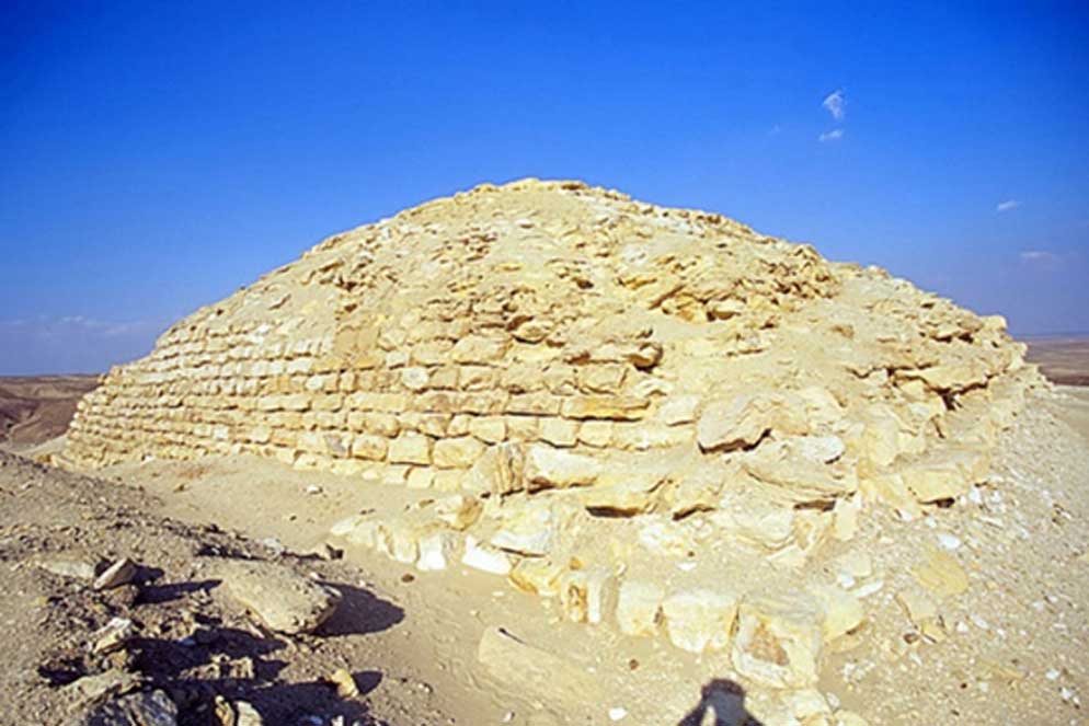 Esta pequeña pirámide data aproximadamente del año 2.500 a. C., la misma época en que fue construida la Gran Pirámide de Guiza. Cortesía de Brigham Young University Excavations.