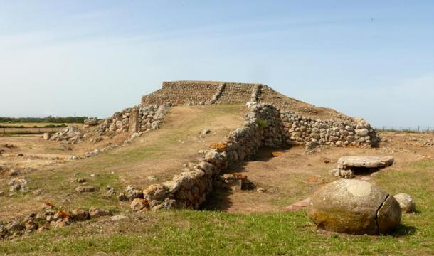 Templo prehistórico del Monte d’Accoddi  en Sassari (Cerdeña) Se cree que es una de las construcciones más antiguas del mundo (Wikimedia Commons)