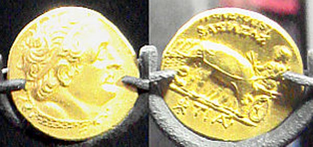 Monedas Ptolemaicas descubiertas en el yacimiento sumergido de Thonis-Heracleion, cerca de Alejandría, Egipto (Wikimedia Commons) 