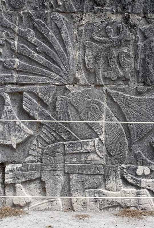 Escultura en relieve de la Gran Cancha de Juego de Pelota de Chichén Itzá, mostrando a un jugador de pelota decapitado. (Wikimedia Commons)