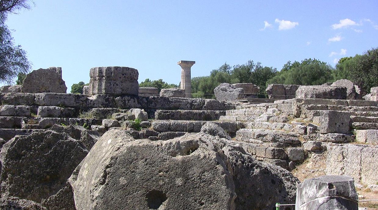 Las ruinas del Templo de Zeus en la Olimpia actual, Grecia. Fotografía por: troy mckaskle en 2011. (Wikimedia Commons)