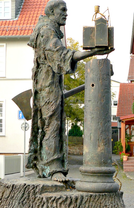 Estatua de San Bonifacio en Fritzlar, Alemania, que representa al santo portando un hacha tras talar el roble de Thor.(Public Domain)