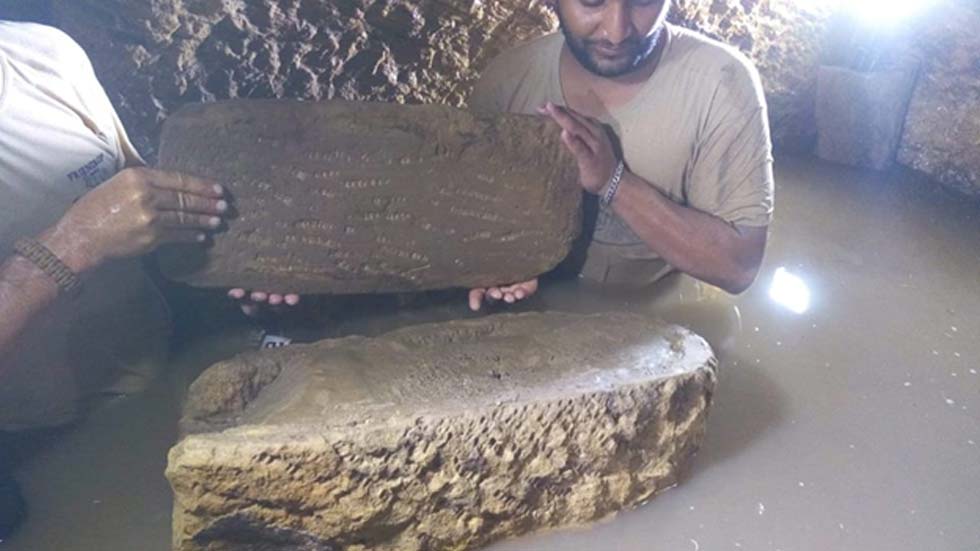 El sarcÃ³fago de un niÃ±o, lleno de limo, es recuperado de la antigua fosa comÃºn inundada descubierta en Egipto. (Ministerio de AntigÃ¼edades egipcio)