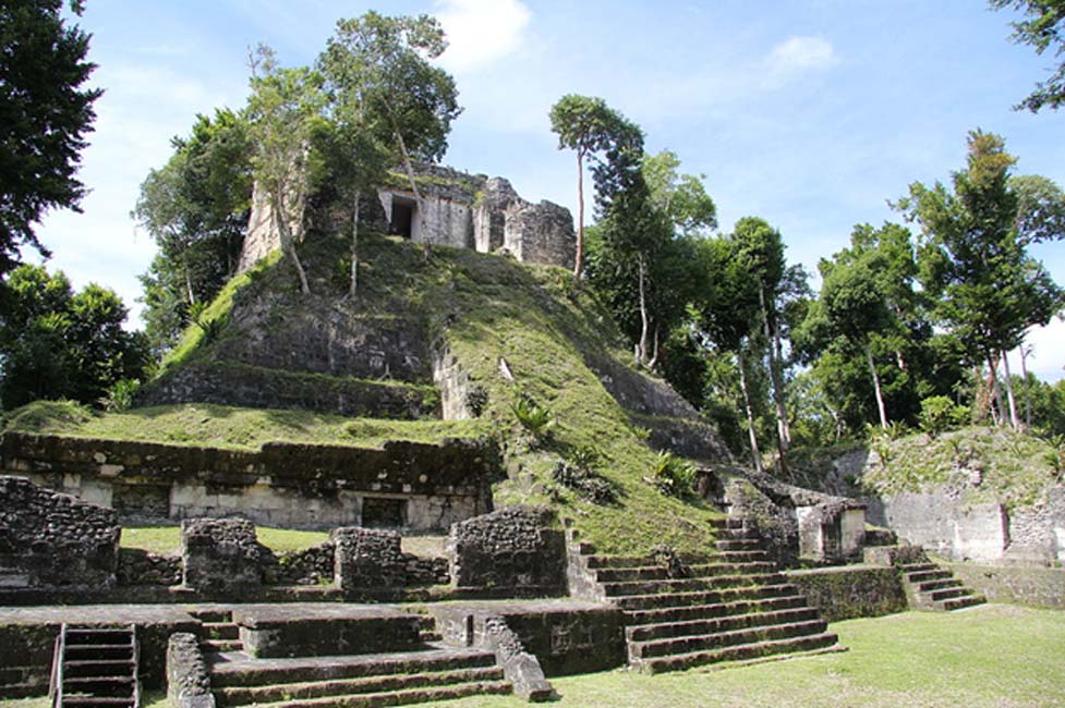 Templo E de Nakum. Su construcciÃ³n data del PerÃ­odo ClÃ¡sico TardÃ­o de la civilizaciÃ³n maya. (CC BY-SA 4.0)