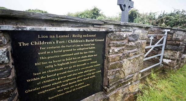 La placa conmemorativa en el Fuerte/Cementerio de los Niños, también conocido por su nombre gaélico de Lios na Leanai, en Tullycrine, Condado de Clare, Irlanda (Irish Examiner)