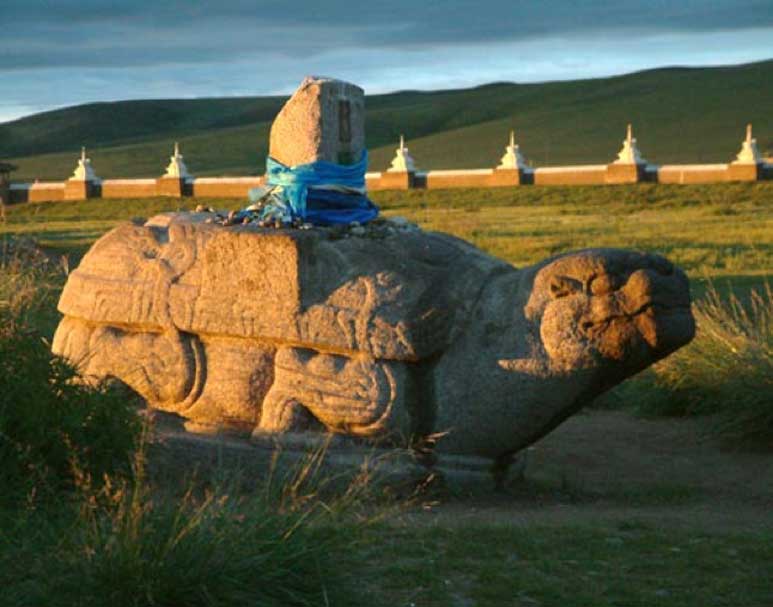 Tortuga de piedra del siglo XIII, uno de los pocos restos visibles de KarakÃ³rum de la Ã©poca en que era capital del Imperio mongol. (Frithjof Spangenberg/CC BY SA 2.5)