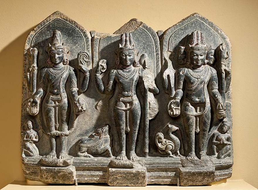 Escultura del siglo X que muestra la trinidad hinduista de Vishnu, Shiva y Brahma. (Fae/Dominio público)