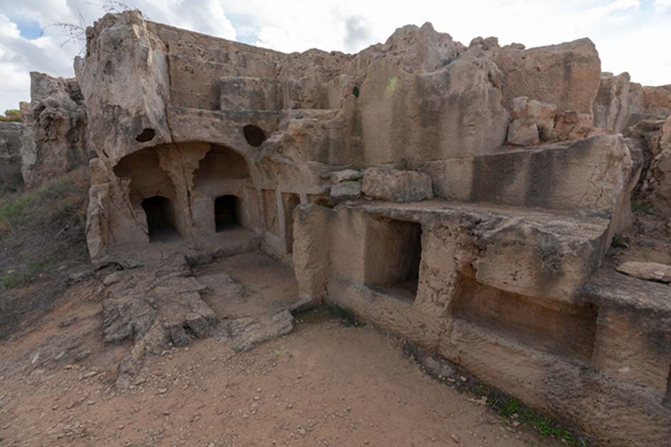 Cuando los viajeros del siglo XIX encontraron las Tumbas de los Reyes pensaron en un principio que eran los restos de un castillo o ciudad.