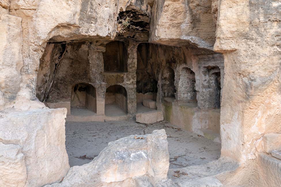 Gran complejo de las Tumbas de los Reyes con numerosos espacios funerarios individuales labrados en la roca.