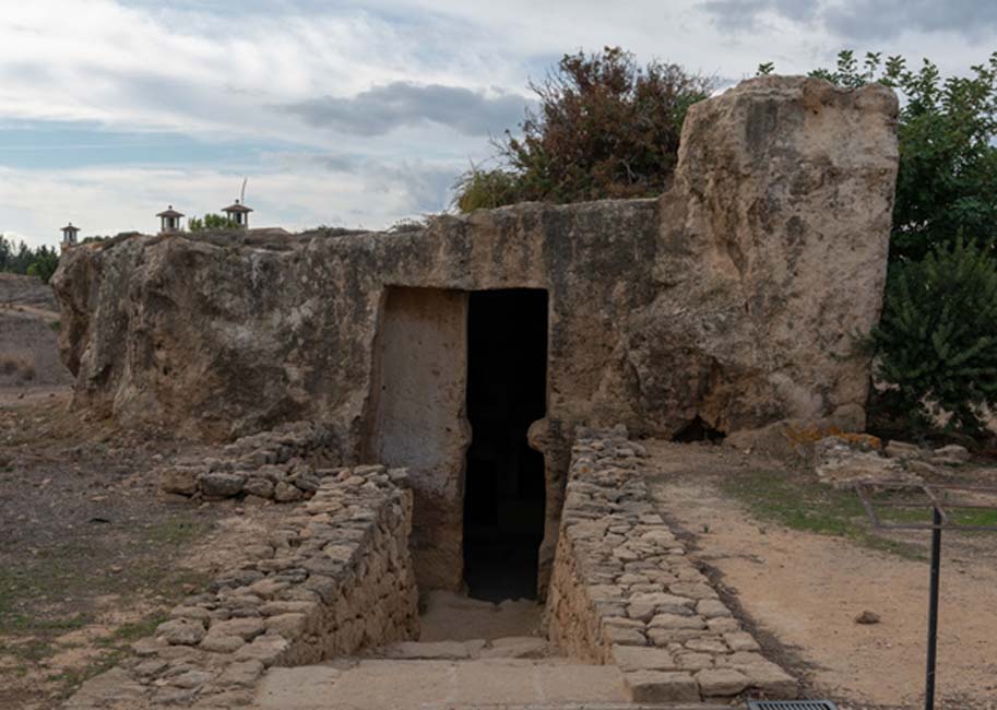 Tumba labrada en sÃ³lida roca, con gran cÃ¡mara interior que podÃ­a albergar numerosos cuerpos y una amplia escalera de acceso.