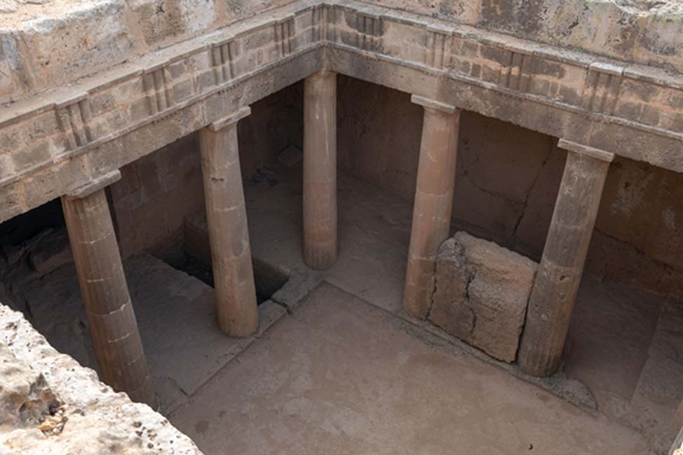 Una de las majestuosas tumbas columnadas de las Tumbas de los Reyes.