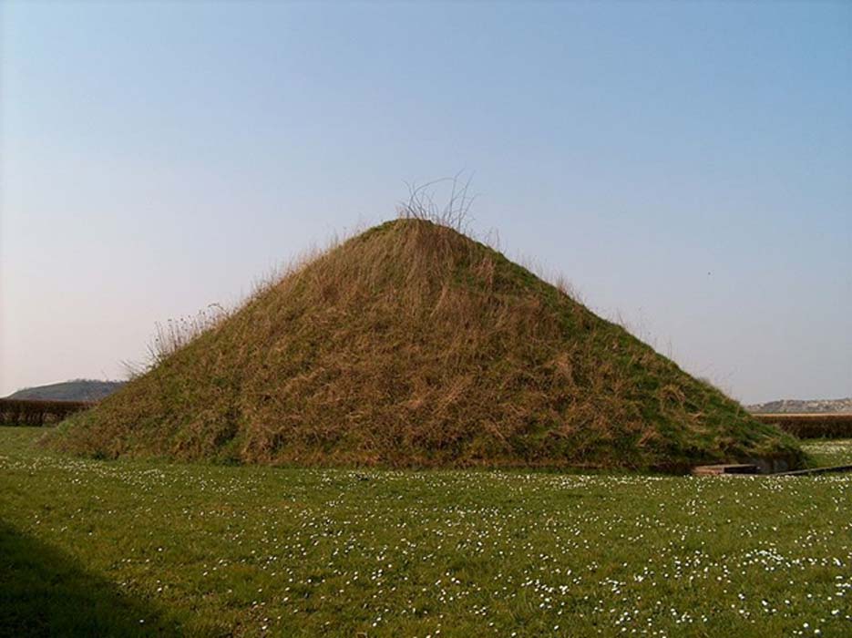 Un tÃºmulo es un montÃ­culo de tierra, o de tierra y piedras, levantado sobre una o mÃ¡s tumbas. En la fotografÃ­a, Tumulus du Trou de Billemont, BÃ©lgica. (Varec/Dominio pÃºblico)