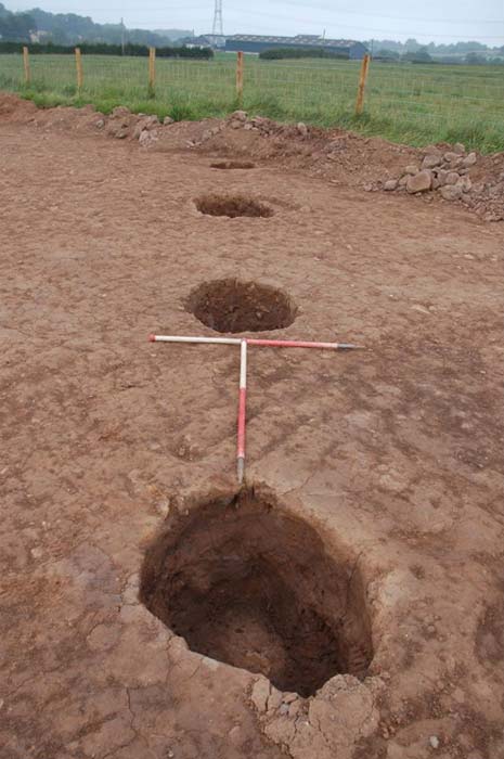 Una lÃ­nea de grandes postes pertenecientes a la casa neolÃ­tica. (GUARDIA ArqueologÃ­a Ltd.)