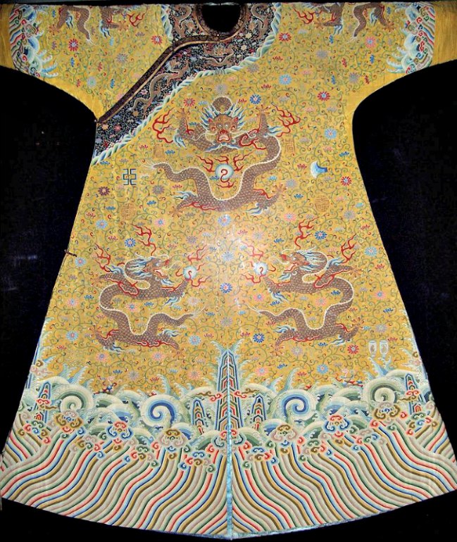 Los gobernantes chinos tomaron el dragón amarillo de cinco garras como símbolo exclusivo de la Majestad Imperial. En la imagen, ropajes del emperador chino Qianlong (1736-1796). Museo Grassi de Leipzig, Alemania. (Public Domain)