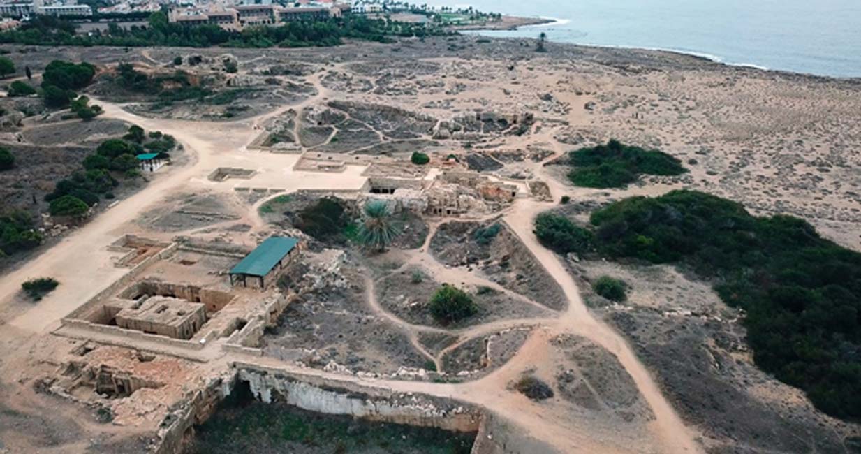 Vista aÃ©rea que muestra algunos de los complejos del yacimiento de las Tumbas de los Reyes de Pafos (Chipre).