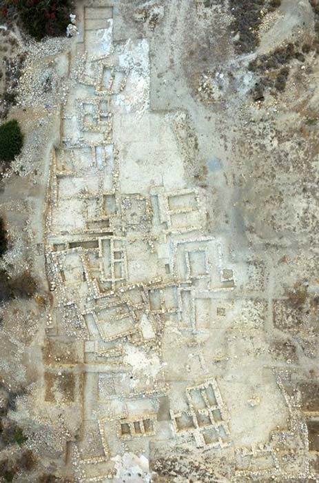 Vista aÃ©rea de parte de la zona excavada en el antiguo cementerio minoico de Petra, Creta. (Imagen: Culture.gr)