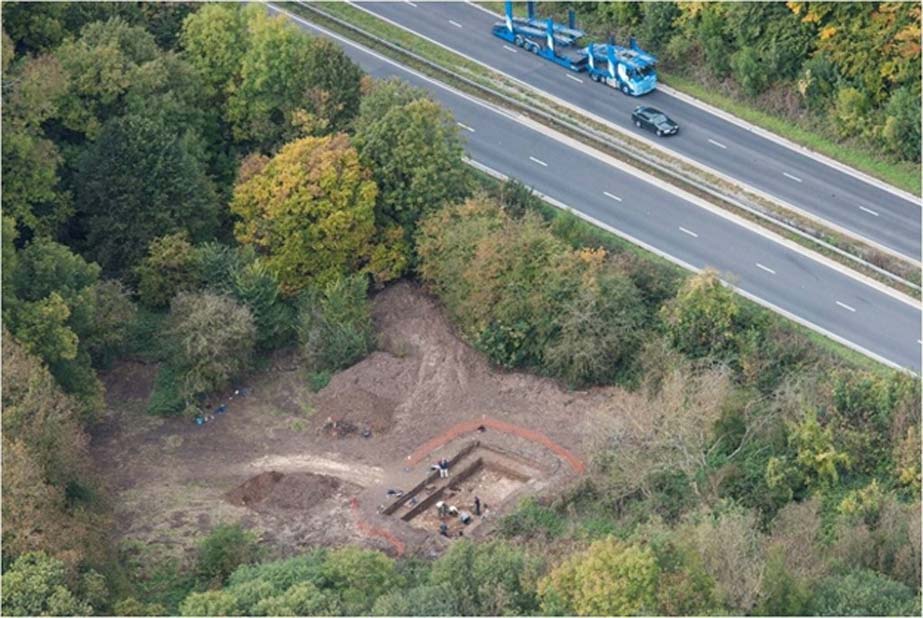 Vista aÃ©rea de las excavaciones arqueolÃ³gicas de Blick Mead, justo al lado de la A303. (Qinetiq â€“ Boscombe Down)