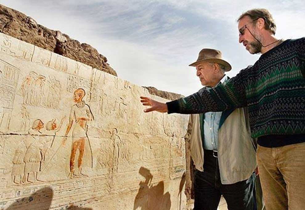 Zahi Hawass y un arqueólogo inspeccionan una pintura de un posible gigante en Saqqara en el año 2007. Foto cortesía de AP Photo / Ben Curtis.