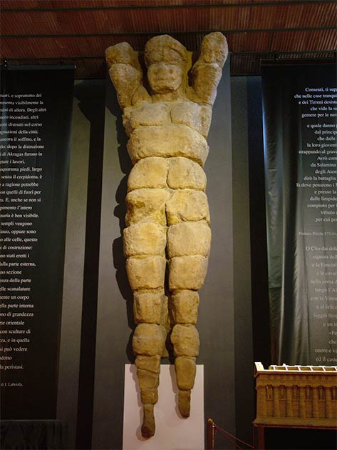 El Telamón de Agrigento en exhibición en un museo de Sicilia. Es bastante similar a la estatua de Atlas que pronto será "reconstruida" que se encuentra en la misma área del Valle de los Templos. (Clemensfranz / CC BY-SA 3.0)