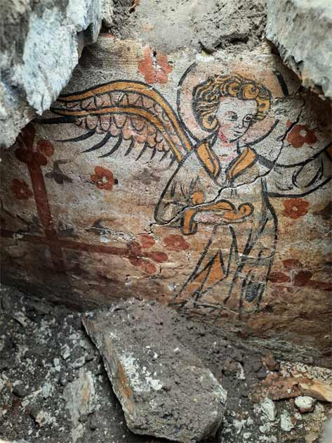 Ángel con diseño de incensario y botonería en el lado largo de la bóveda funeraria (Raakvlak)