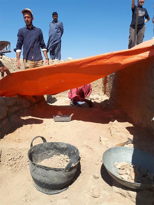 Arqueólogos italianos y paquistaníes visitan la antigua ciudad de Bhanbhore el 8 de febrero de 2020, donde se descubrió la fábrica de marfil. (Imagen: Consulado General de taly Karachi)