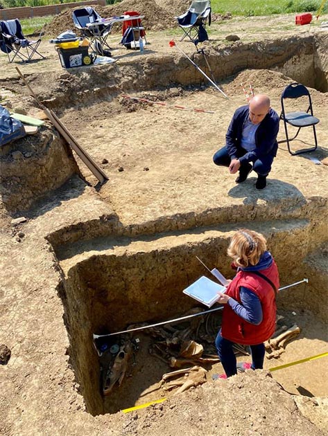 Arqueólogos que investigan la tumba guerrera Avar de tierra en el sitio de excavación en Croacia. (Ivan Bosancic)