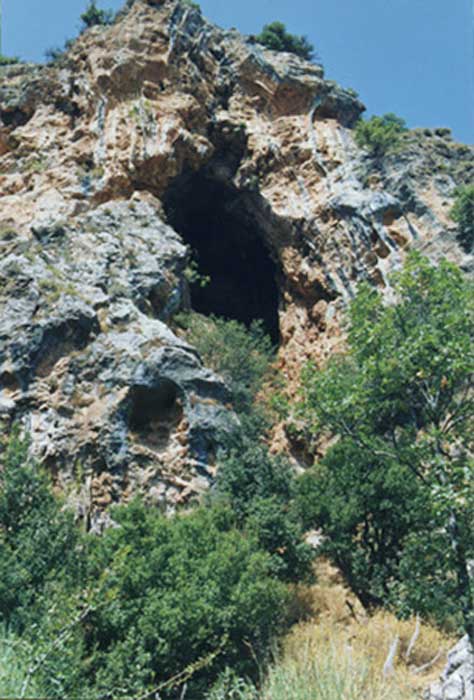 Asi-al-Hadath Grotto: Refugio de los perseguidos. Cortesía del fotógrafo Michel Schbot (1996) (CC BY-SA 3.0)