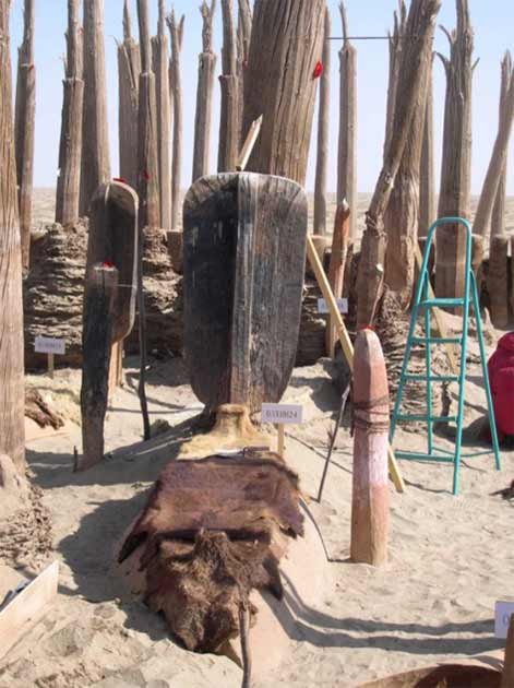 Ataúd de entierro de barco típico de Xiaohe con remo cubierto con piel de ganado. (Wenying Li / Instituto de Arqueología y Reliquias Culturales de Xinjiang)