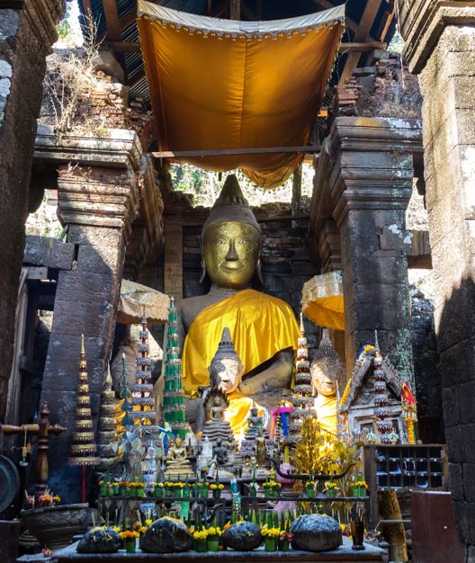 Estatua de Buda dentro del santuario en Vat Phou, Laos. (rudiernst / Adobe stock)