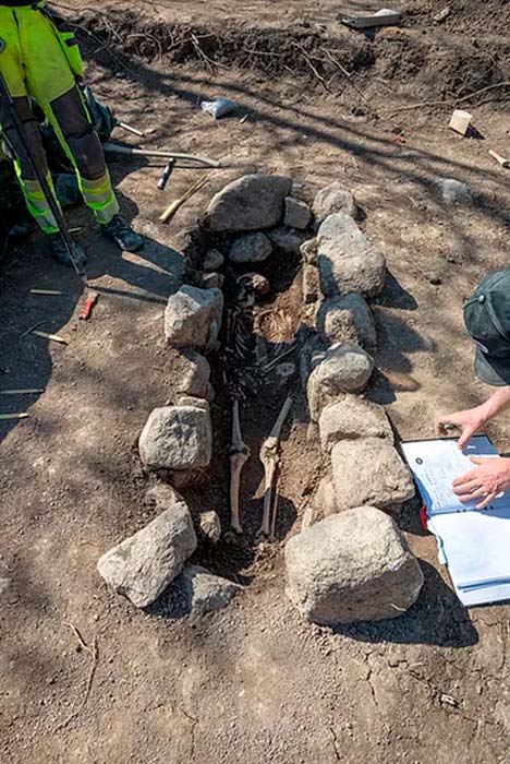 Esta cámara del sitio de entierro de Sigtuna Viking presentaba una cista de piedra alrededor de la tumba. (Uppdrag Arkeologi)