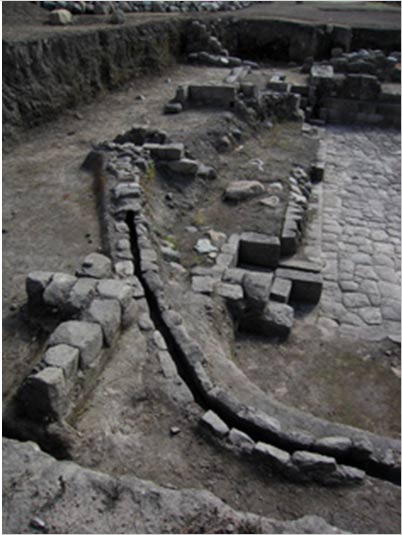 Los canales conducen el agua alrededor del estanque de Caranqui conocido como Templo del Agua.