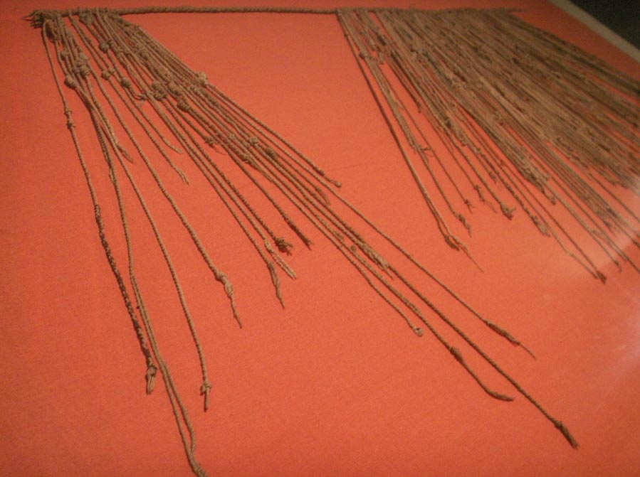 Cordeles de un ‘quipu’ expuesto en un museo de Lima. (Public Domain)