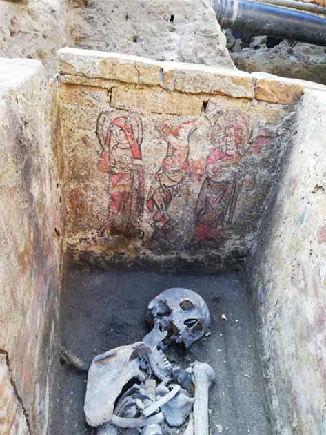 Escena del Calvario en la cabecera de la bóveda funeraria pintada.(Raakvlak)