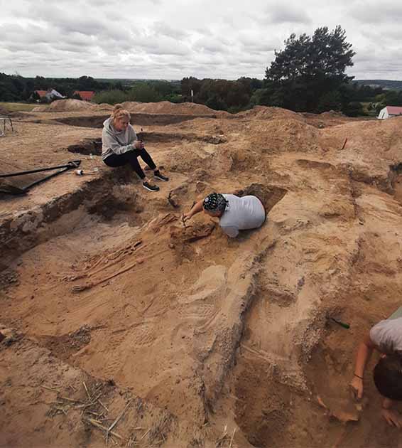 Arqueólogos durante las excavaciones de la tumba de vampiros descubierta en Pien, Polonia. (Mirosław Blicharski / Aleksander Poznań)