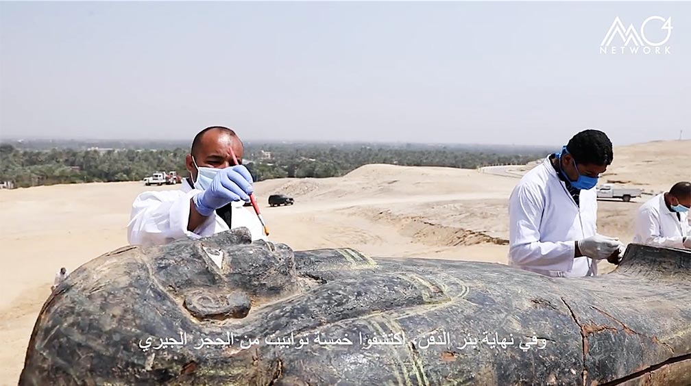 Arqueólogos que investigan uno de los antiguos sarcófagos egipcios desenterrados en el sitio arqueológico de Saqqara. Fuente: Ministerio de Turismo y Antigüedades de Egipto.