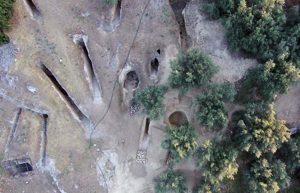 Vista aÃ©rea de la cÃ¡mara de las dos tumbas en la parte oriental del cementerio micÃ©nico de Aidonia, junto con las tumbas de la antigua excavaciÃ³n. Fuente: Ephorate of Antiquities of Corinth