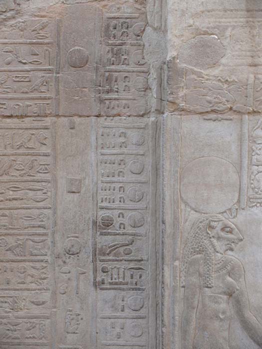 Una sección del calendario jeroglífico en el Templo de Kom Ombo, que muestra la transición del mes XII al mes I. (Ad Meskens / CC BY-SA 3.0)