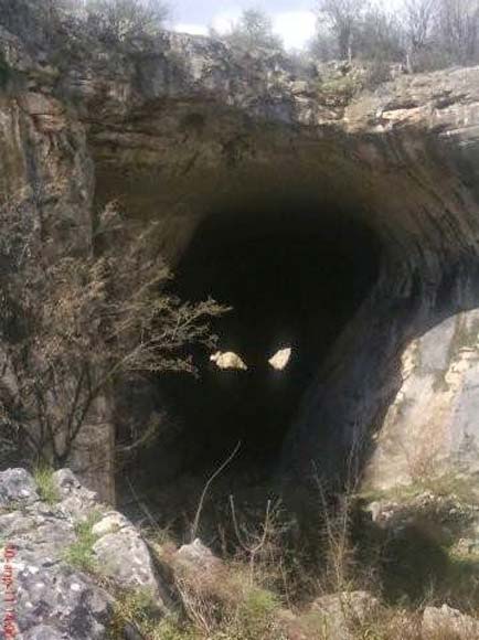 “Ojos” brillantes miran desde la oscuridad de la cueva de Prohodna. (Vieja cultura europea)