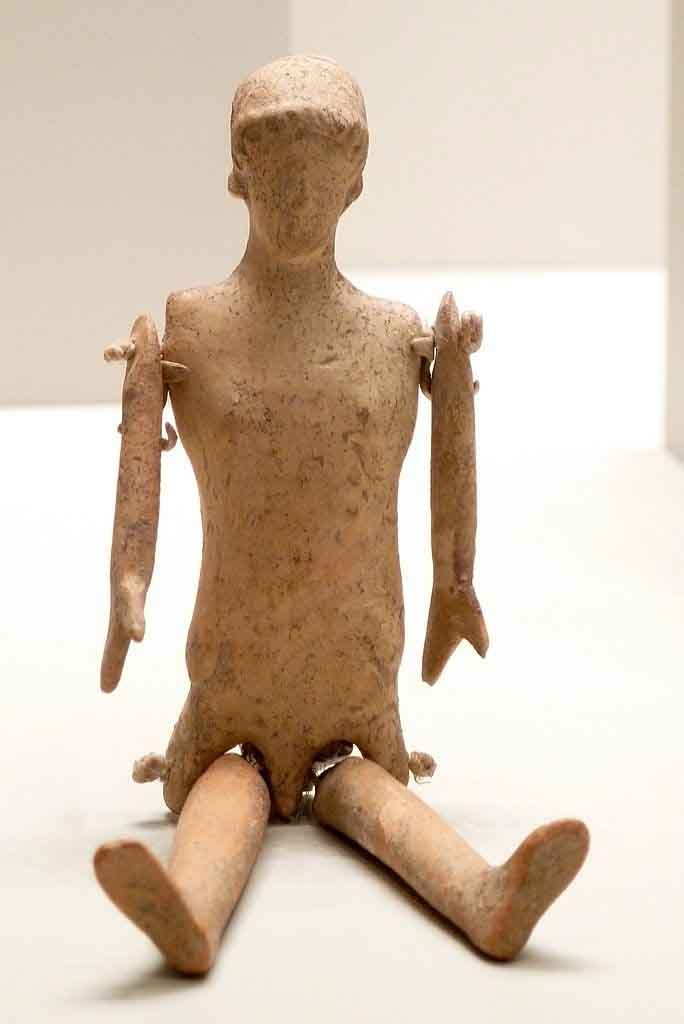 Una muñeca de arcilla griega antigua con partes del cuerpo en movimiento que ya es bastante sofisticada en comparación con las primeras muñecas. Este no está usando ropa, pero probablemente la última vez que se jugó con ella estaba vestida. (Getty Villa / CC BY-SA 2.0)