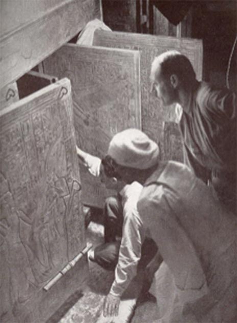 Howard Carter y sus asociados abriendo las puertas del santuario en la cámara funeraria de la tumba de Tutankamón. (Dominio publico)