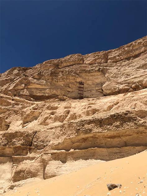 Las aberturas descubiertas en lo alto de un acantilado son "entradas a cámaras excavadas, que probablemente tienen una importancia religiosa sagrada". (Ministerio de Turismo y Antigüedades)