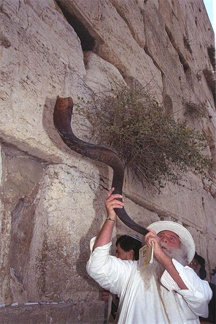 Tocando el shofar en el Muro Occidental de Jerusalén durante la víspera de Rosh Hashaná. (Oficina de Prensa del Gobierno (Israel / CC BY-SA 3.0)